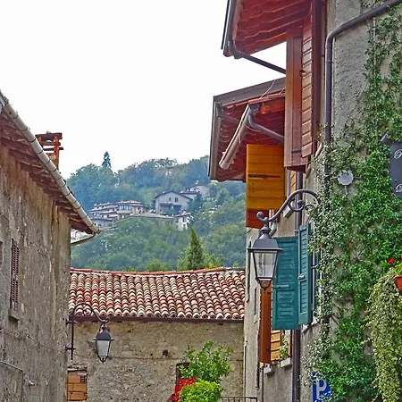 Casa Augusta Green Courtyard By Gardadomusmea * Tremosine