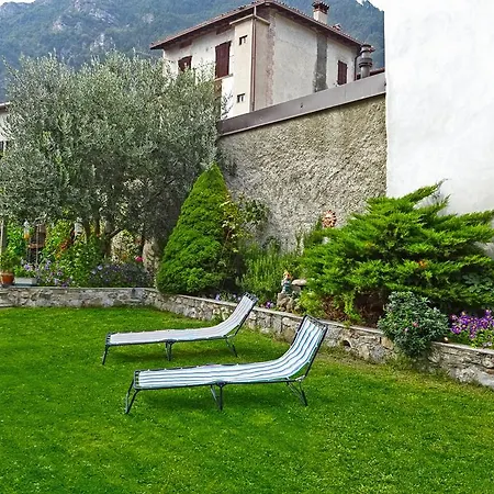 Casa Augusta Green Courtyard By Gardadomusmea