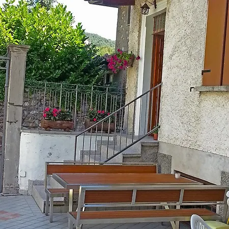 Casa Augusta Green Courtyard By Gardadomusmea * Tremosine